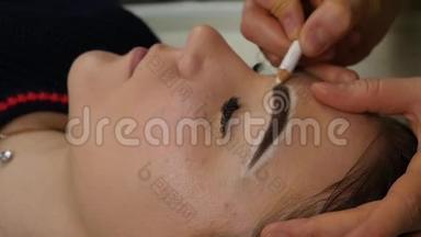 纹身师傅准备客户`眉毛永久化妆，做标记